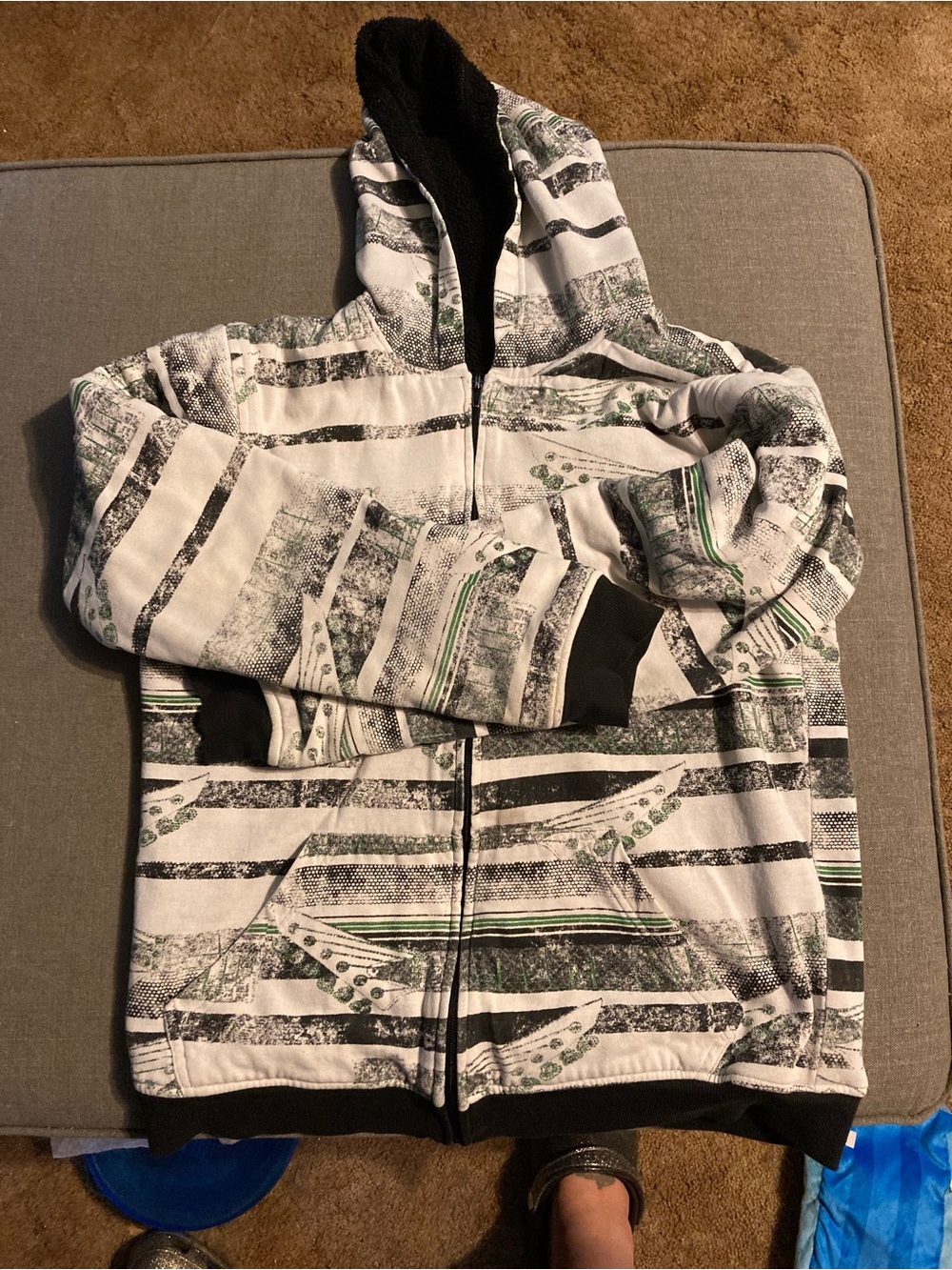 Hybrid & company Black, White & Green Striped Hooded Puffer Jacket